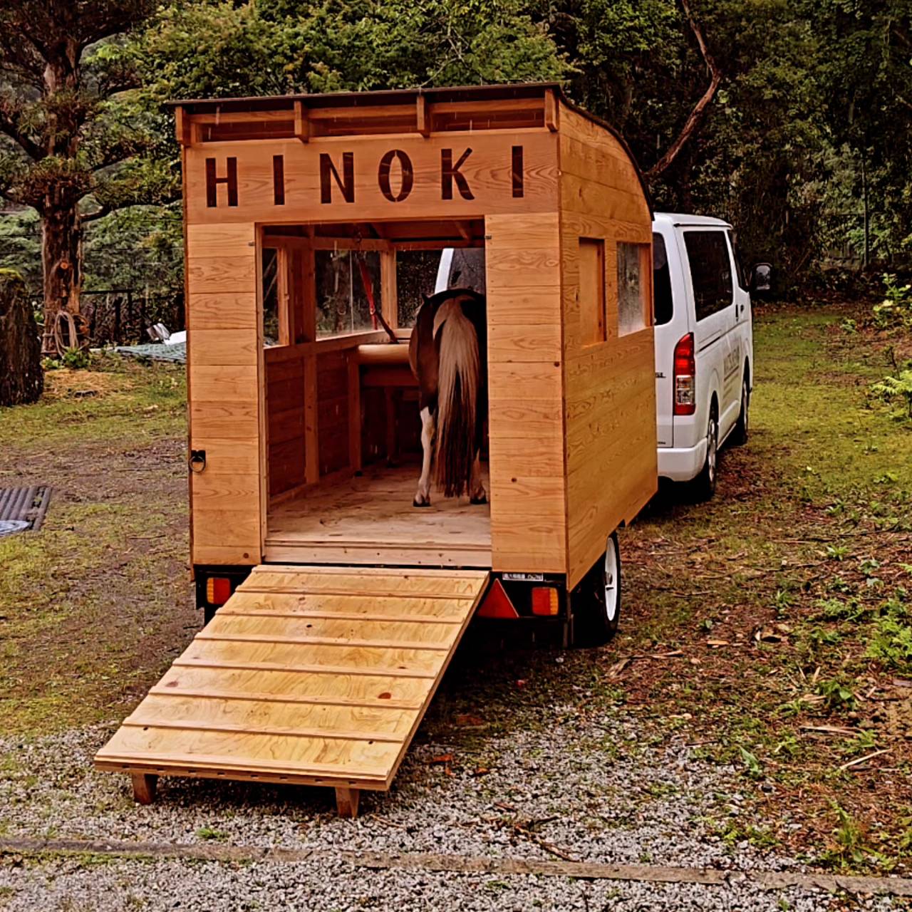 遠出用と近場用の馬運車を施工