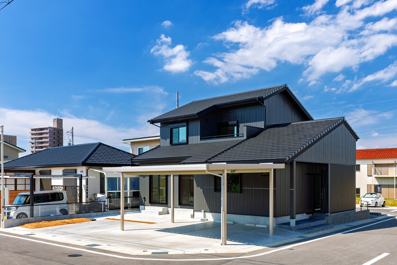 自然素材で整う、自宅兼整体院の家