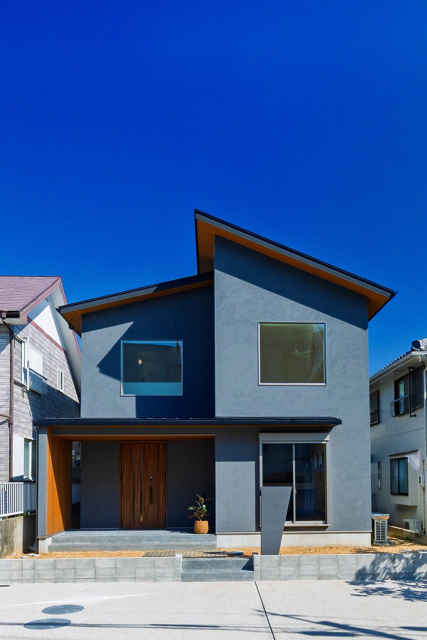 光と木のぬくもりを感じるケヤキの階段と漆喰の壁の家